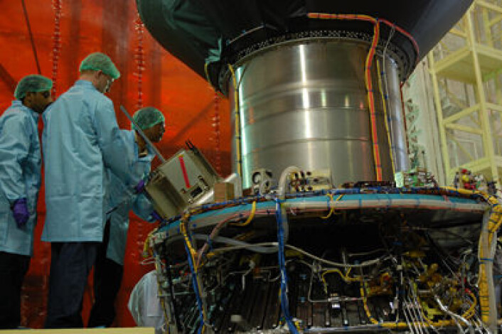 Integrasjonsteamet inspiserer satelllitten etter integrasjonen på den indiske raketten før oppskyting. (Foto: Space Flight Laboratory/UTIAS) Integrasjonsteamet inspiserer satelllitten etter integrasjonen på den indiske raketten før oppskyting. (Foto: Space Flight Laboratory/UTIAS)
