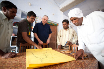 Reddy Krishna fra International Water Management Institute og Johannes Delstraa fra Biofors (i midten) i møte med lokale bønder i India. (Foto: Ragnar Våga Pedersen) Reddy Krishna fra International Water Management Institute og Johannes Delstraa fra Biofors (i midten) i møte med lokale bønder i India. (Foto: Ragnar Våga Pedersen)