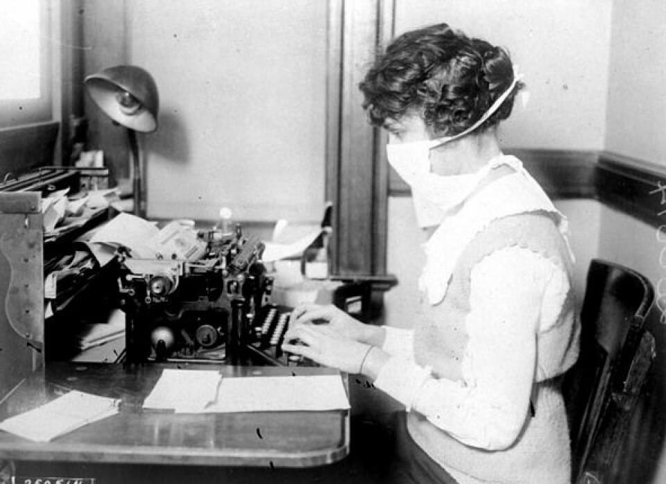 Bilde av kontorarbeider med maske fra New York 1918. De høye dødstallene under spanskesyken (1918-1919) er utypisk for influensapandemiene i løpet av de siste 150 år. (Foto: National Archives at College Park, MD/Wikimedia Commons)
