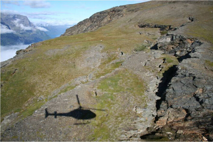 En markert sprekk i fjellet viser hvor skredet trolig vil starte. En markert sprekk i fjellet viser hvor skredet trolig vil starte.