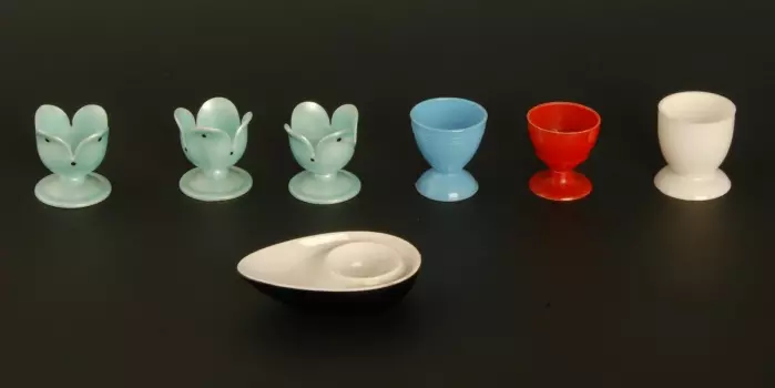 Siden belgiske Leo Baekeland oppfant den første syntetiske plasten i 1908, har plasten slått seg fram overalt. For eksempel som eggeglass på frokostbordet.