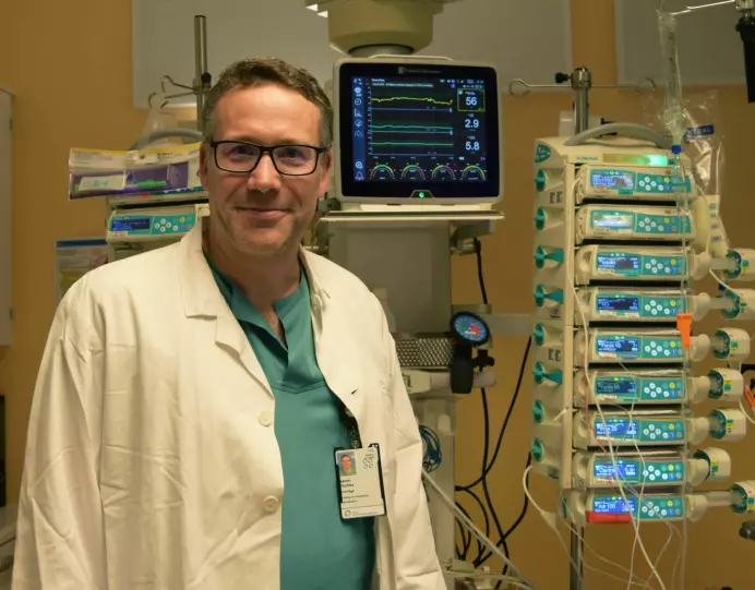 Søren Erik Pischke overvåker hjertet til en pasient som får behandling på intensivavdelingen ved OUS Rikshospitalet. Pischke tror at denne pasienten kommer til å klare seg.