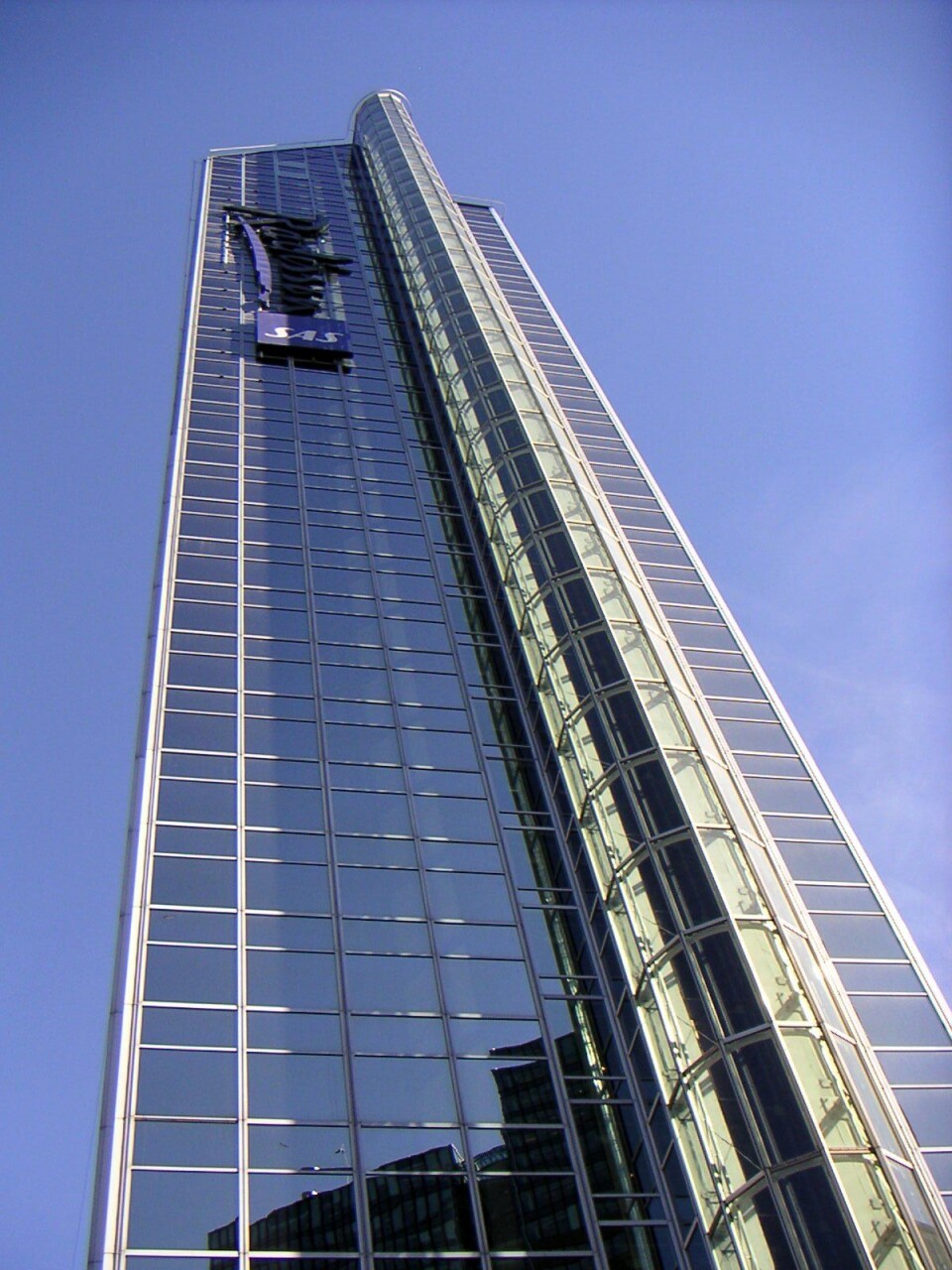 'I 2001 begrunnet Oslo Plaza hijab-nekten med at de ansatte ikke kunne høre brannalarmen med tøystykket over ørene, og at de ansatte burde være lett gjenkjennelige. (Foto: John Erling Blad/ Wikipedia Commons)'