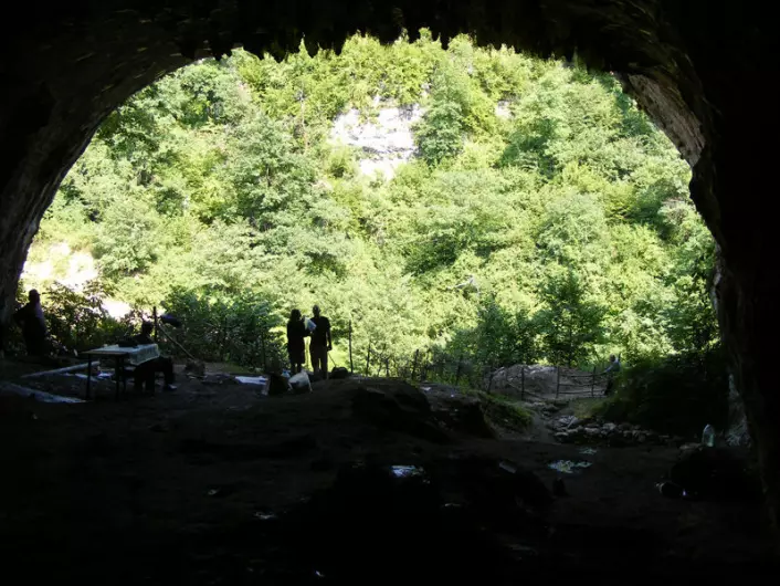 I Dzudzuana-hulen i Georgia er det funnet rester av plantefibre brukt av mennesker for minst 32 000 år siden. (Foto: Science/AAAS)