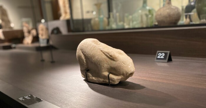 Haren representerte kjærlighet i romersk tid. Nå kan man komme og klappe den lille skulpturen på Kulturhistorisk museum.