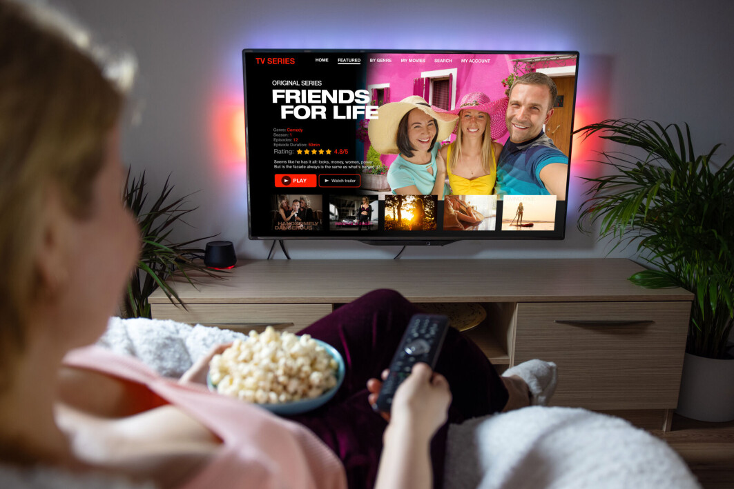 Vi bruker strømmetjenester på TV til å slappe av og bli underholdt. Vi bruker strømmetjenester på TV til å slappe av og bli underholdt.