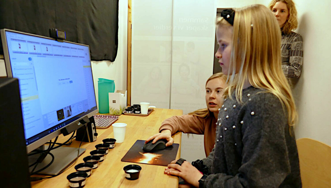 Niåringen Thia ser på skjermen mens masterstudent Åse Riseng Grendstad og stipendiat Martina Galler (bakerst) følger med.