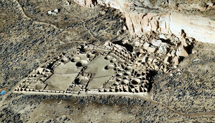 Oversiktsbilde fra lufta over storhuset som kalles Pueblo Bonito.