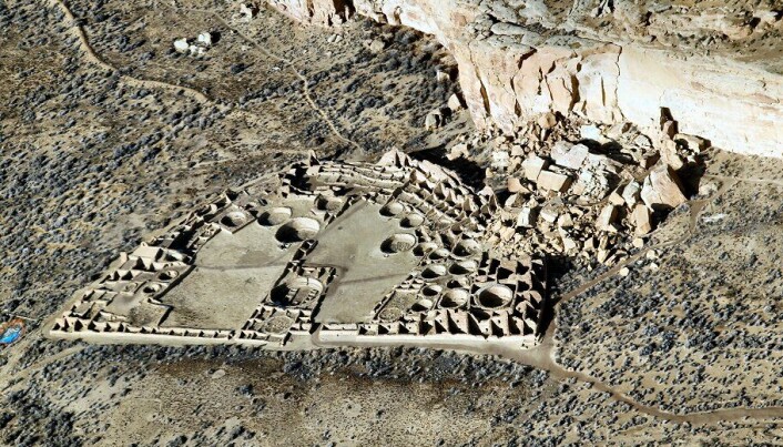 Oversiktsbilde fra lufta over storhuset som kalles Pueblo Bonito. Oversiktsbilde fra lufta over storhuset som kalles Pueblo Bonito.