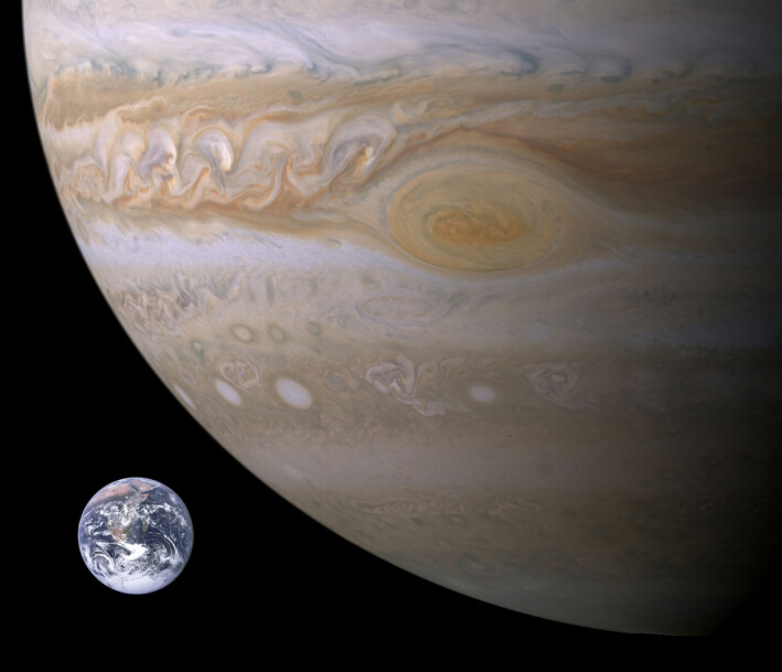 Jupiter er mange ganger større enn jorden. Her er de satt ved siden av hverandre. Jupiter er mange ganger større enn jorden. Her er de satt ved siden av hverandre.