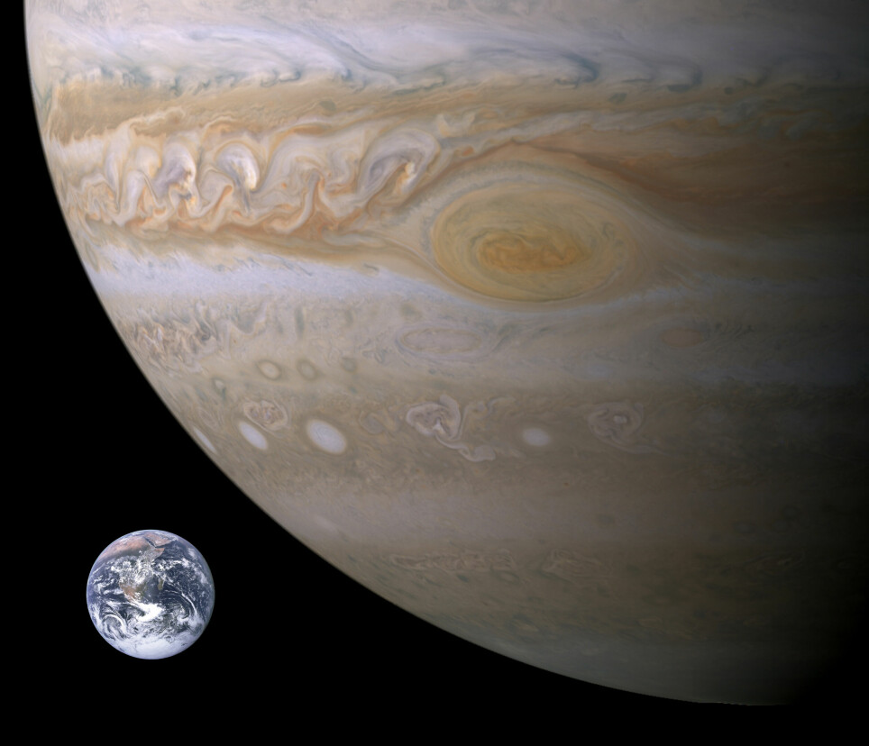 Jupiter er mange ganger større enn jorden. Her er de satt ved siden av hverandre.
