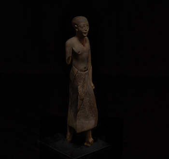 Mannen figuren avbilder jobbet trolig i et egyptisk tempel, og hans undersåtter måtte vise ham respekt og ærefrykt. Mannen figuren avbilder jobbet trolig i et egyptisk tempel, og hans undersåtter måtte vise ham respekt og ærefrykt.
