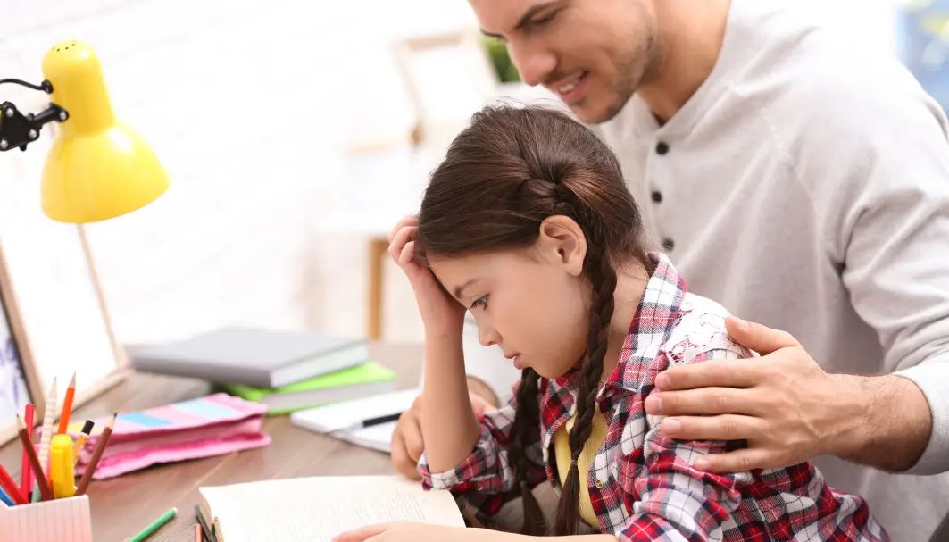 Det fortsatt mange barn som går gjennom skolen uten at noen oppdager at de har lese- og skrivevansker. Utdanningsmyndighetene ønsker derfor å kartlegge dette allerede i barnehagen. Mange er skeptiske til det. Nå viser forskning at barn ikke trenger å være involvert i kartleggingen. Det fortsatt mange barn som går gjennom skolen uten at noen oppdager at de har lese- og skrivevansker. Utdanningsmyndighetene ønsker derfor å kartlegge dette allerede i barnehagen. Mange er skeptiske til det. Nå viser forskning at barn ikke trenger å være involvert i kartleggingen.