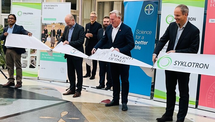 Fra åpningen av det nye laboratoriet på Institutt for medisinske basalfag denne uken. I midten er UiOs viserektor Per Morten Sandset, til høyre leder for Syklotronsenteret, Thor Audun Saga. Til venstre Syed Nuruddin, koordinator for laboratoriet og forskningsdirektør i Bayer, Christian Rommel. Fra åpningen av det nye laboratoriet på Institutt for medisinske basalfag denne uken. I midten er UiOs viserektor Per Morten Sandset, til høyre leder for Syklotronsenteret, Thor Audun Saga. Til venstre Syed Nuruddin, koordinator for laboratoriet og forskningsdirektør i Bayer, Christian Rommel.