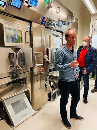 - Her lager vi de radioaktive isotopene som kan sporet i PET-skanneren i kliniske studier på dyr, sier kjemiker Vegard Torp Lien ved Syklonsenteret. - Her lager vi de radioaktive isotopene som kan sporet i PET-skanneren i kliniske studier på dyr, sier kjemiker Vegard Torp Lien ved Syklonsenteret.