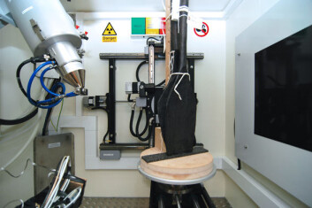 NGIs CT-skanner inneholder et wolframelement og en metallplate (t.v.) som sender en røntgenstråle gjennom materialet som skal undersøkes, i dette tilfellet to spader fra Oseberg-haugen. Platen på veggen til høyre registrerer røntgenstrålene etter at de har passert gjennom prøven. (Foto: NGI) NGIs CT-skanner inneholder et wolframelement og en metallplate (t.v.) som sender en røntgenstråle gjennom materialet som skal undersøkes, i dette tilfellet to spader fra Oseberg-haugen. Platen på veggen til høyre registrerer røntgenstrålene etter at de har passert gjennom prøven. (Foto: NGI)