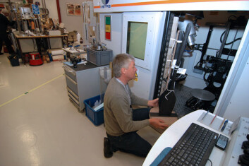 Professor Jan Bill fester to mer enn 1000 år gamle spader til et spesialkonstruert stativ som skal plasseres inne i kammeret i NGIs CT-scanner. (Foto: NGI) Professor Jan Bill fester to mer enn 1000 år gamle spader til et spesialkonstruert stativ som skal plasseres inne i kammeret i NGIs CT-scanner. (Foto: NGI)