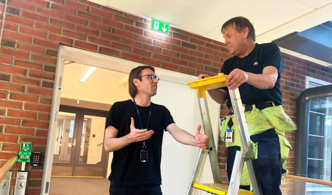 Forsker Thor Thorsrud Sporsem i dialog med vaktmester Esten Moum. Forsker Thor Thorsrud Sporsem i dialog med vaktmester Esten Moum.