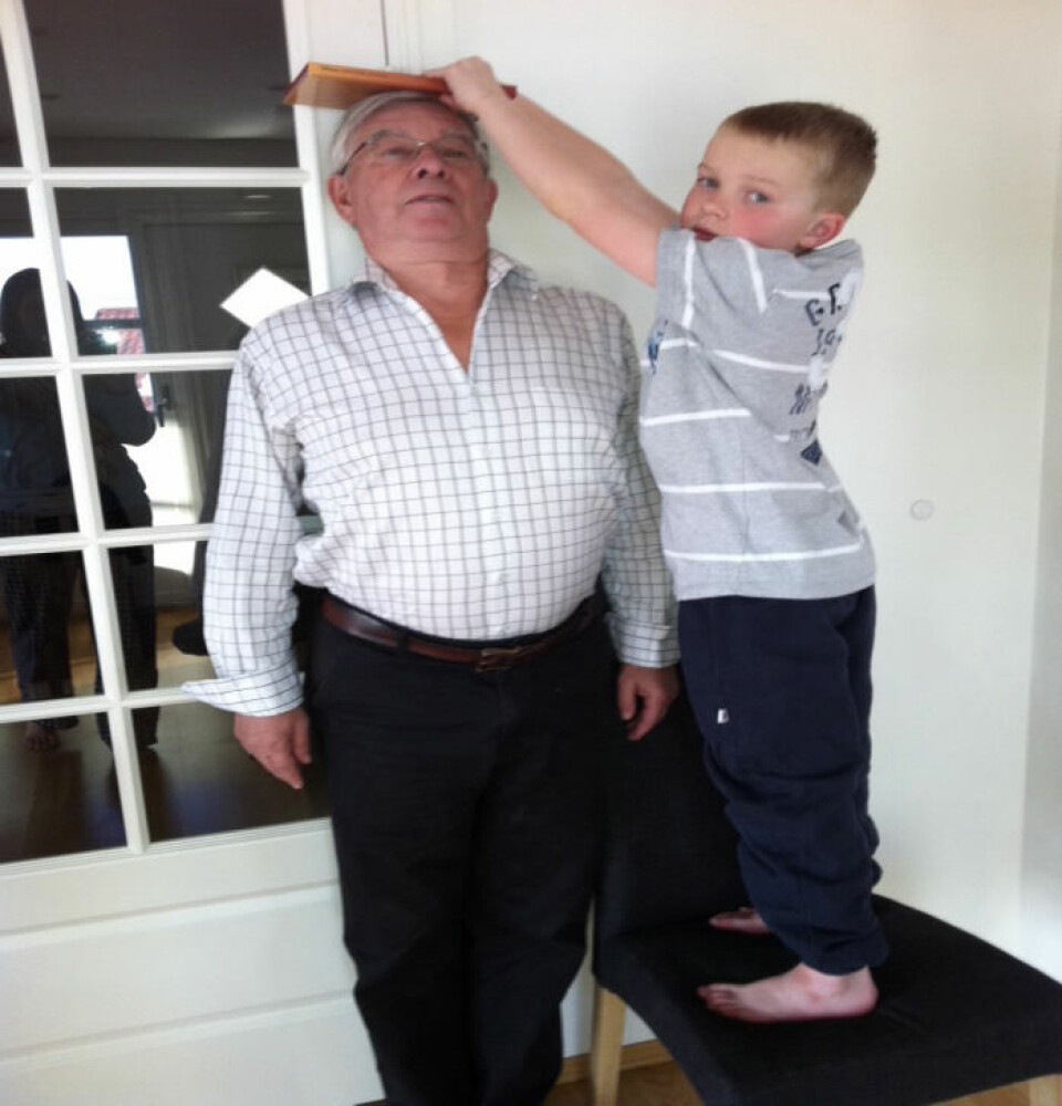 En krympende farfar utløste nysgjerrighet hos Eiksmarka-elevene. Det viste seg at han bare hadde krympet 2 cm, ikke 2 meter. (Foto: Eiksmarka skole)