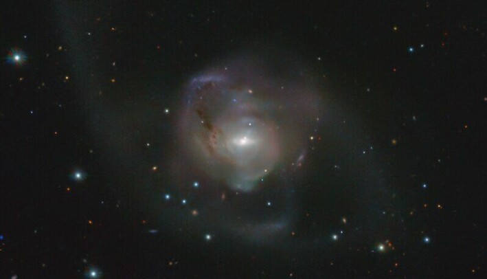 NGC 7727 er litt klumptet og uregelmessig. Det er nok fordi den egentlig består av to galakser som har krasjet. NGC 7727 er litt klumptet og uregelmessig. Det er nok fordi den egentlig består av to galakser som har krasjet.