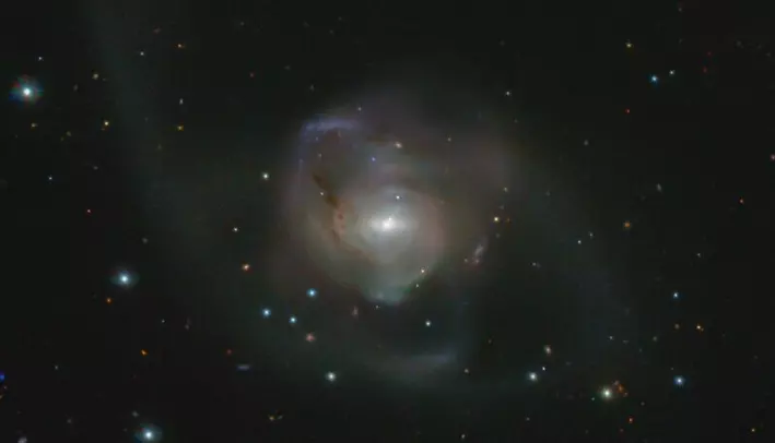 NGC 7727 er litt klumptet og uregelmessig. Det er nok fordi den egentlig består av to galakser som har krasjet.