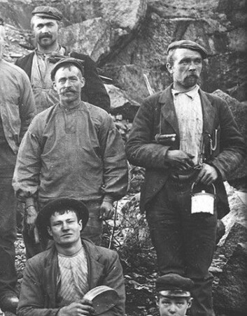 "Utsnitt av foto fra omkring 1900, viser steinhuggere på Torsnes. (Fotograf: August Løvdahl. Østfold fylkes bildearkiv)" "Utsnitt av foto fra omkring 1900, viser steinhuggere på Torsnes. (Fotograf: August Løvdahl. Østfold fylkes bildearkiv)"