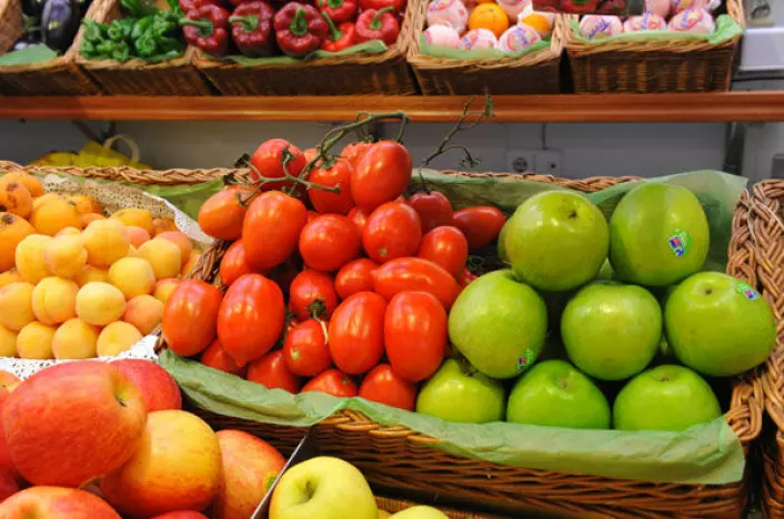 30 år med forskning kan ikke konkludere med at høyt inntak av frukt og grønnsaker beskytter mot kreft, mener britisk forsker. (Foto: Colourbox.no)