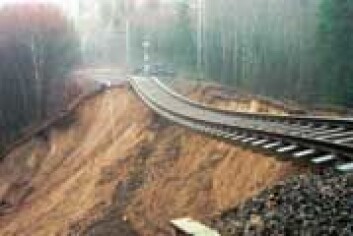 "Jernbaneskinnen hang i løse luften da flere tusen kubikkmeter jord og stein raste ut ved Moen i Sauherad i november 2000. (Foto: Scanpix)" "Jernbaneskinnen hang i løse luften da flere tusen kubikkmeter jord og stein raste ut ved Moen i Sauherad i november 2000. (Foto: Scanpix)"