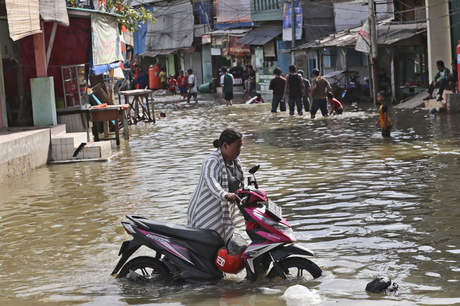 Jakarta i Indonesia ble hardt rammet av flom i november 2021. Byen synker med rundt ti centimenter i året på grunn av for stort uttak av grunnvann, noe som forverrer problemene med det økende havnivået, ifølge nyhetsbyrået AP. Jakarta i Indonesia ble hardt rammet av flom i november 2021. Byen synker med rundt ti centimenter i året på grunn av for stort uttak av grunnvann, noe som forverrer problemene med det økende havnivået, ifølge nyhetsbyrået AP.