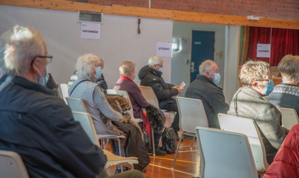 Fortellingen om at Norge valgte «rett» strategi mens svenskene var på ville veier, må kanskje justeres etter at forskere har sett nærmere på dødstallene i 2020? Bilde fra vaksinering i Tromsø i 2021. Fortellingen om at Norge valgte «rett» strategi mens svenskene var på ville veier, må kanskje justeres etter at forskere har sett nærmere på dødstallene i 2020? Bilde fra vaksinering i Tromsø i 2021.