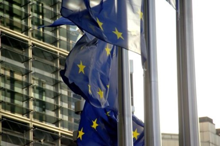 Flagg foran EU-kommisjonens bygg i Brussel. Norske forskningsinstitutter har fått krav om å betale tilbake millionbeløp etter forskningssamarbeid med EU. Flagg foran EU-kommisjonens bygg i Brussel. Norske forskningsinstitutter har fått krav om å betale tilbake millionbeløp etter forskningssamarbeid med EU.