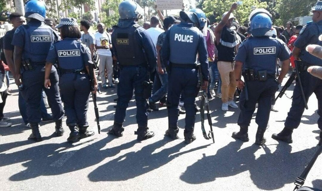 I Sør-Afrika protesterer studenter mot hvit overmakt og vedvarende økonomisk ulikhet under bevegelsene RhodesMustFall og FeesMustFall. I Sør-Afrika protesterer studenter mot hvit overmakt og vedvarende økonomisk ulikhet under bevegelsene RhodesMustFall og FeesMustFall.