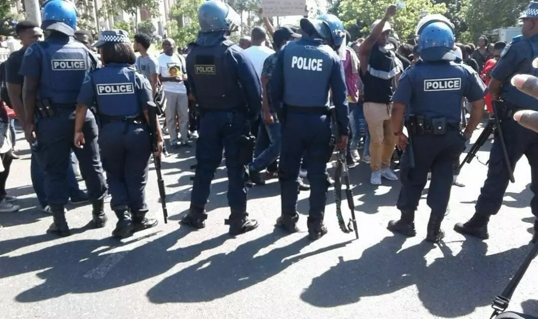 I Sør-Afrika protesterer studenter mot hvit overmakt og vedvarende økonomisk ulikhet under bevegelsene RhodesMustFall og FeesMustFall.