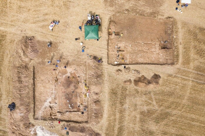 Dronebilde viser mosaikken til venstre og et annet utgravingsfelt lenger opp.