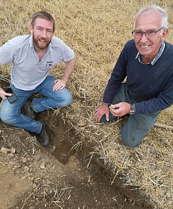 Oppdagerne Jim Irvine og faren etter de først gravde seg ned til mosaikken. Oppdagerne Jim Irvine og faren etter de først gravde seg ned til mosaikken.