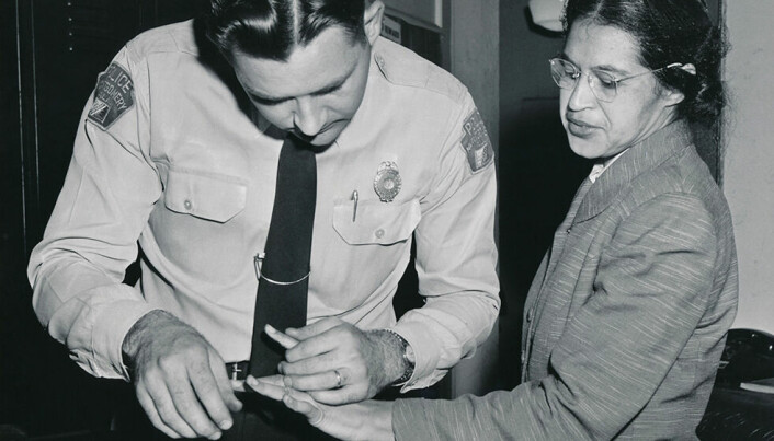 Februar 1956. Rosa Parks må gje frå seg fingeravtrykk etter ein arrestasjon under den 381 lange bussboikotten i Montgomery som gjekk føre seg frå tidleg desember 1955 til desember 1956.