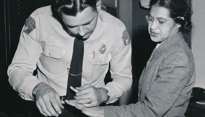 Februar 1956. Rosa Parks må gje frå seg fingeravtrykk etter ein arrestasjon under den 381 lange bussboikotten i Montgomery som gjekk føre seg frå tidleg desember 1955 til desember 1956. Februar 1956. Rosa Parks må gje frå seg fingeravtrykk etter ein arrestasjon under den 381 lange bussboikotten i Montgomery som gjekk føre seg frå tidleg desember 1955 til desember 1956.