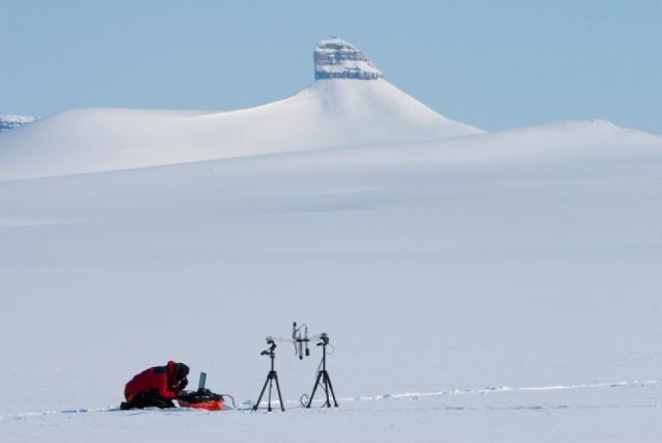 Forsker utfører målinger av sot i snøen på Svalbard. (Foto: Tor Ivan Karlsen /Norsk Polarinstitutt)
