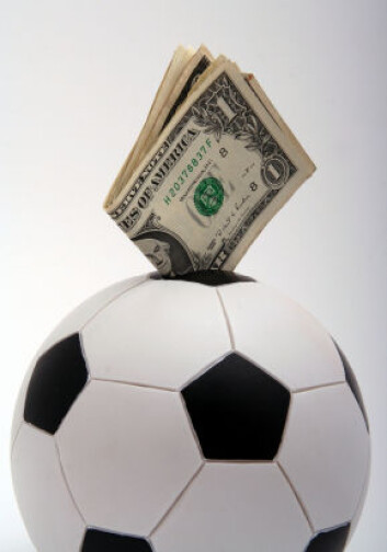 Amerikanske dollar er på full fart inn i den engelske fotballen. (Illustrasjonsfoto: iStockphoto) Amerikanske dollar er på full fart inn i den engelske fotballen. (Illustrasjonsfoto: iStockphoto)