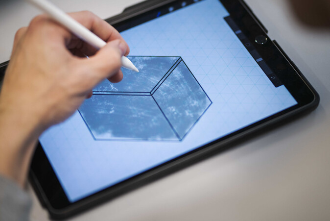 Kunststudentene ved OsloMet lærer å tegne både med digitale verktøy og med blyant og papir. Kunststudentene ved OsloMet lærer å tegne både med digitale verktøy og med blyant og papir.