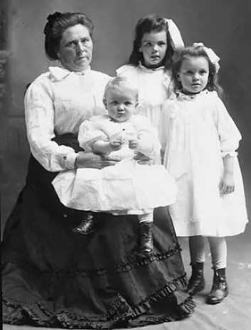 Belle Gunness med barna Myrtle, Lucy og Phillip.