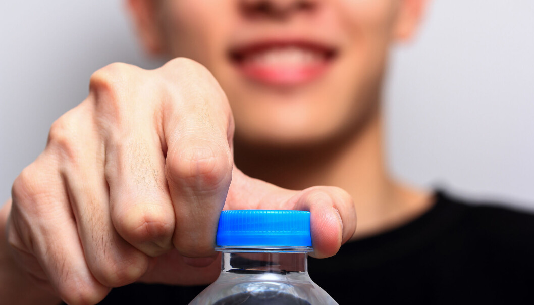 Nylig viste en studie fra NTNU at 13 av 24 testede plastprodukter slapp ut stoffer som hemmer det mannlige kjønnshormonet testosteron, noe som kan påvirke menns fruktbarhet. Men fortsatt er det mange kjemiske stoffer vi omgir oss med i hverdagen som vi ikke vet noe om. Nylig viste en studie fra NTNU at 13 av 24 testede plastprodukter slapp ut stoffer som hemmer det mannlige kjønnshormonet testosteron, noe som kan påvirke menns fruktbarhet. Men fortsatt er det mange kjemiske stoffer vi omgir oss med i hverdagen som vi ikke vet noe om.