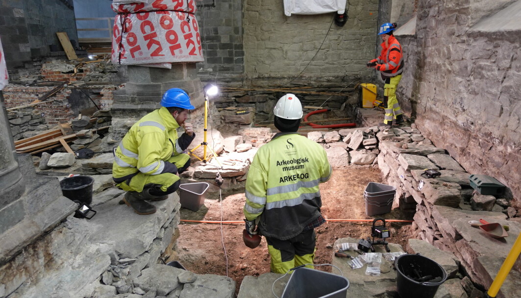 Våren 2021 undersøkte arkeologer fra Norsk institutt for kulturminneforskning og Arkeologisk museum, UiS hva som skjulte seg under gulvet i Domkirken i Stavanger.