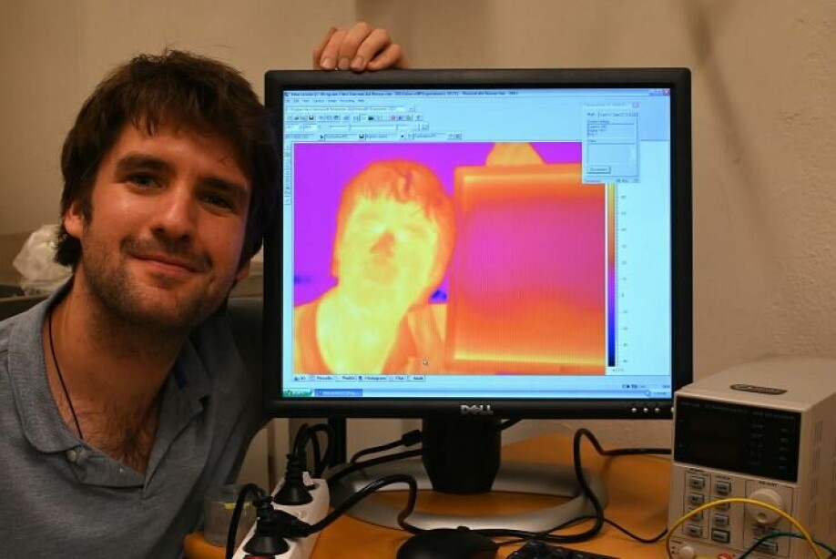 Et varmekamera registrerer infrarød stråling og gir et bilde av hvor varme gjenstandene i bildet er.