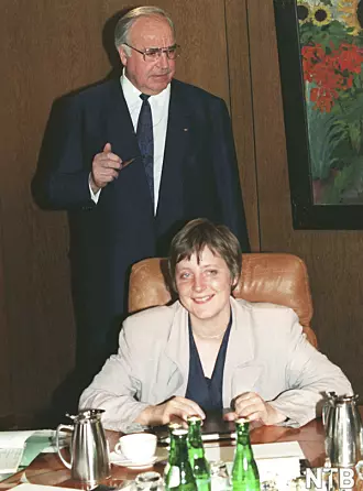 Helmut Kohl, som var forbundskansler i Tyskland fra 1982 til 1998, tok den da unge Angela Merkel under sine politiske vinger.