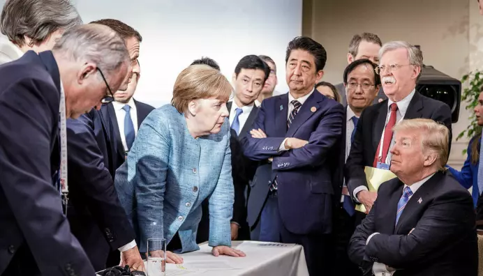 Dette bildet fra G7-møtet i Canada ble raskt eit symbol på det kjølige forholdet mellom USA og Europa. Kvinnen som står overfor Trump, er forbundskanslar i Tyskland, Angela Merkel.