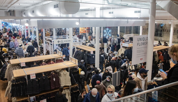 Overstadige tilbud og rabatter lokker store mengder kunder i trange butikklokaler der smittevern kan være vanskelig å opprettholde. Overstadige tilbud og rabatter lokker store mengder kunder i trange butikklokaler der smittevern kan være vanskelig å opprettholde.