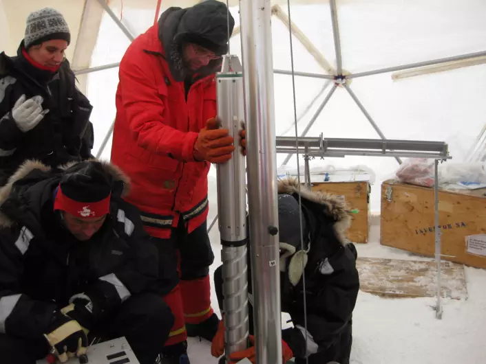 De miljøskadelige stoffene som forskerne fant i iskjernene er mer motstandsdyktige enn beregnet, og de er å finne i atmosfæren i nordområdene.