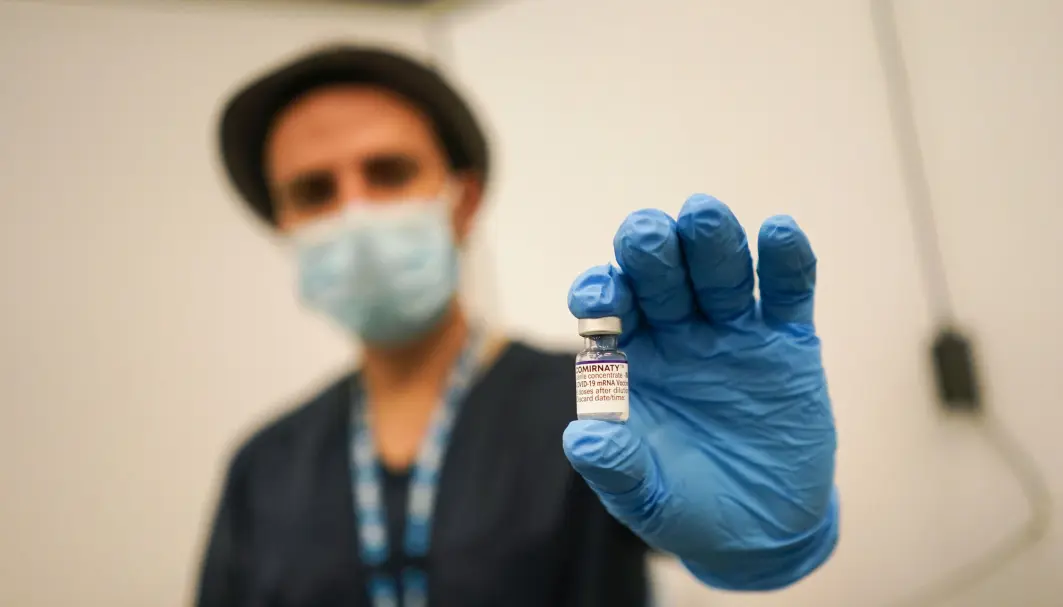 Vaksinen fra Pfizer/Biontech skal gi god beskyttelse mot omikronsmitte etter en tredje dose, ifølge selskapene. Den er fortsatt effektiv mot alvorlig sykdom som følge av omikronsmitte etter to stikk. Vaksinen fra Pfizer/Biontech skal gi god beskyttelse mot omikronsmitte etter en tredje dose, ifølge selskapene. Den er fortsatt effektiv mot alvorlig sykdom som følge av omikronsmitte etter to stikk.