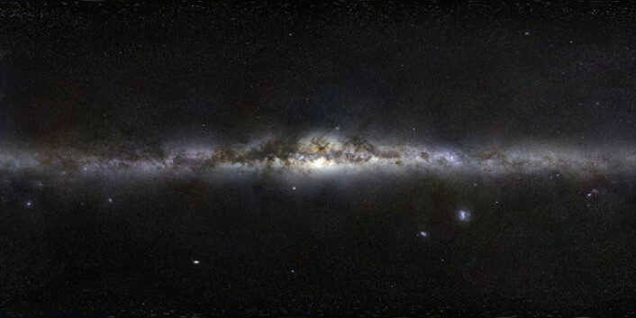Panoramaet er på 800 megapiksler og dekker hele den nordlige og sørlige nattehimmel. Klikk her for å utforske det høyoppløste bildet på hjemmesiden til GigaGalaxy Zoom og se stjernehoper, tåker, de magellanske skyer, Andromedagalaksen med mer. (Foto: Serge Brunier/ESO)